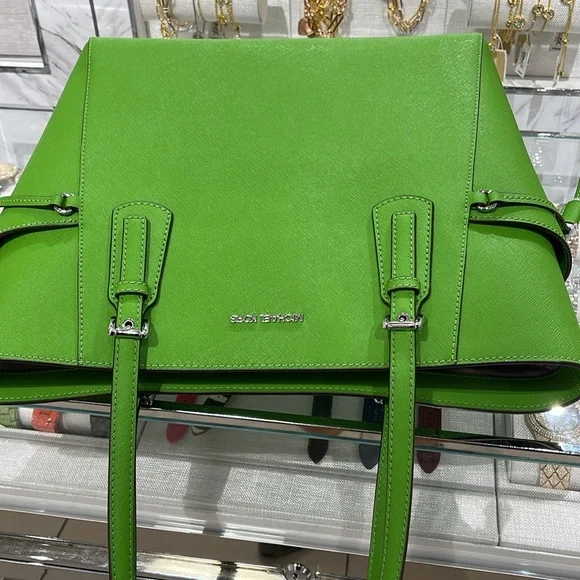 Michael Kors Voyager Large Saffiano Leather Tote Bag
Jangle Green 
NWT - Picture 7 of 16